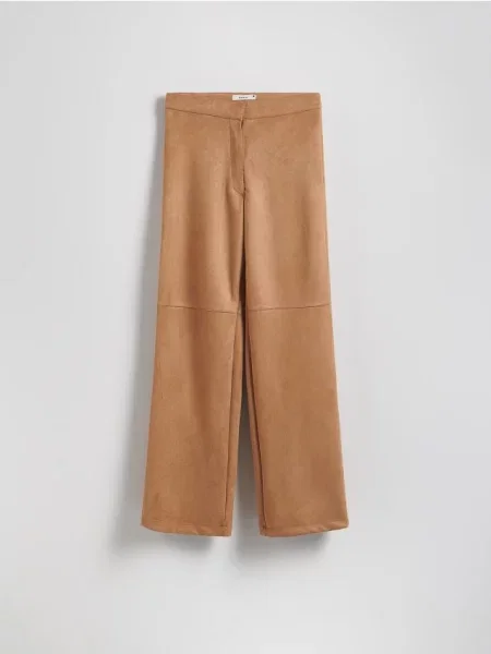 Reserved Pantaloni din piele ecologică întoarsă brun-auriu auriu