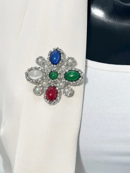 Брошка Bg на цветя сиво