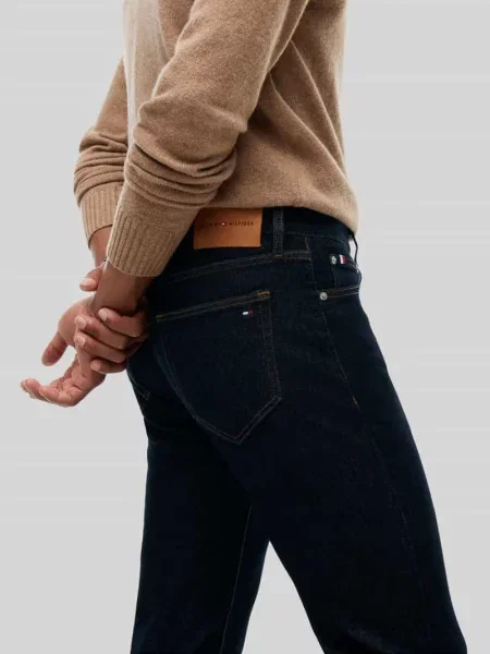 Jeansy o kroju straight fit z detalami z logo Tommy Hilfiger niebieskie