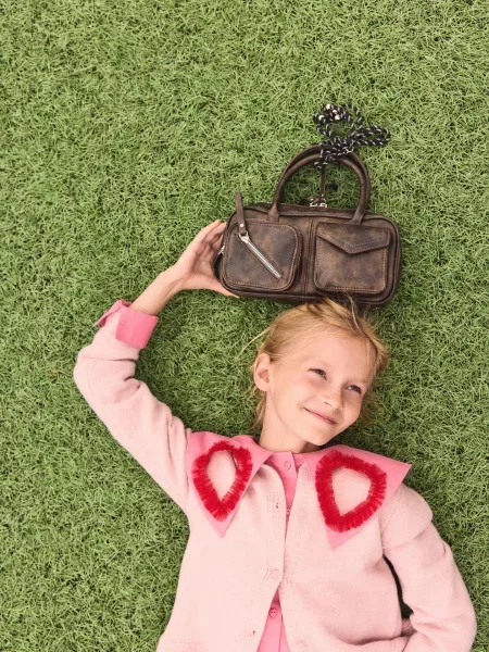 Reserved Kabelka city bag s přívěskem tmavě hnědá