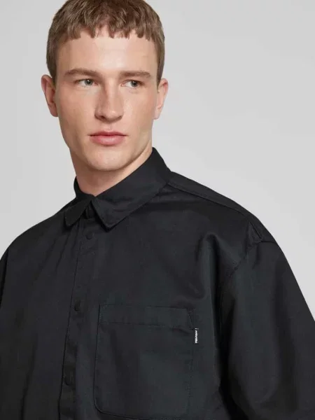 Koszula casualowa o kroju relaxed fit z brustaszą Review czarna