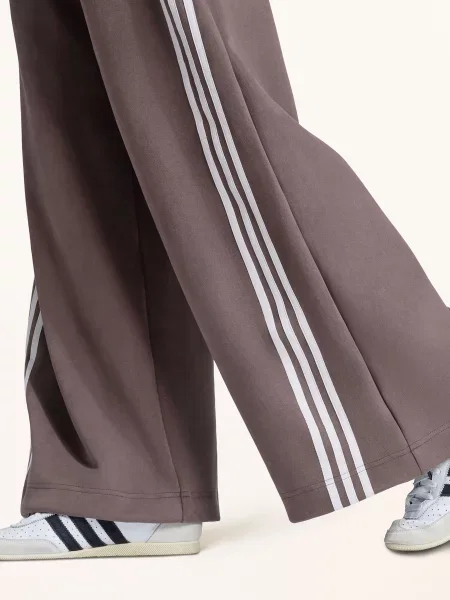 Adidas Originals Teplákové Kalhoty Adilenium Season 6 Z Umělé Semišové Kůže tmavě hnědá bílá