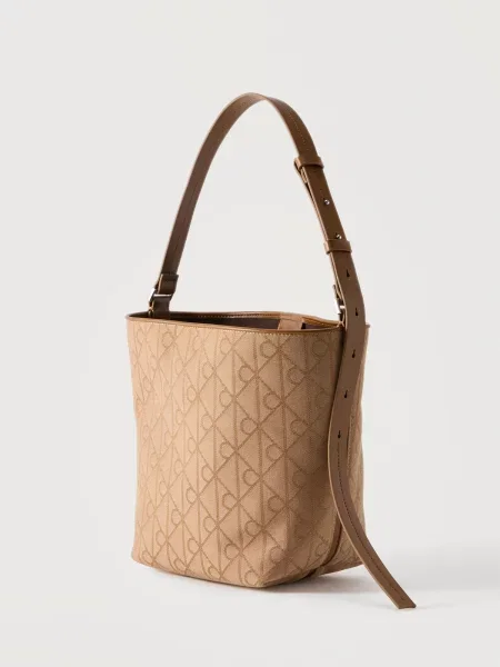 Calvin Klein Ročna torba Emblem Aop Jacquard Camera Bag rjava