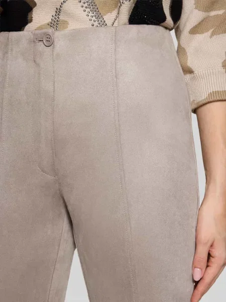 Spodnie ze skóry ekologicznej z detal z logo Betty Barclay