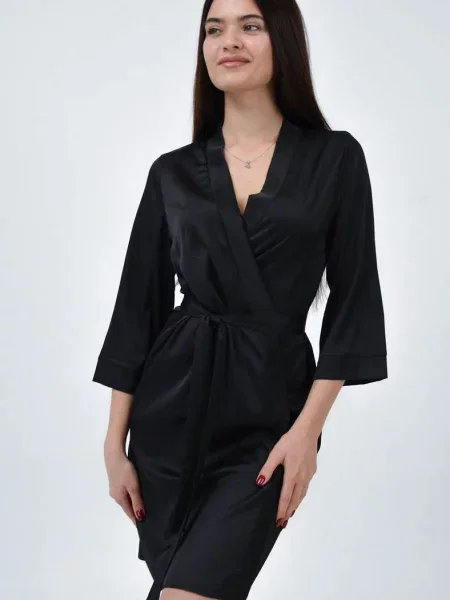 Атласный женский халатик чорний