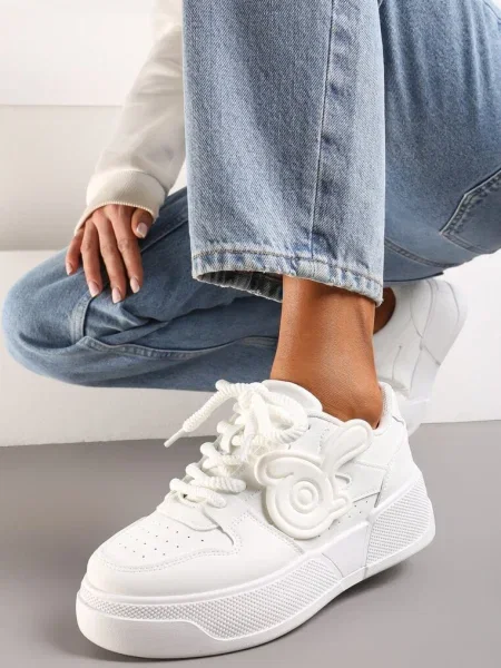 Sneakerși Albi pe Platformă Joasă cu Decorațiune Proeminentă Irasa alb