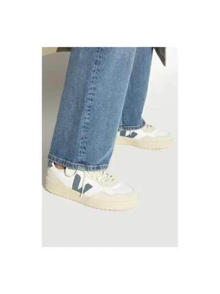 Sneakersy Veja zamszowe z okrągłym noskiem wiązane białe