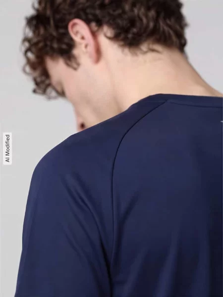 T-shirt o kroju regular fit z odblaskowymi elementami Nike Training granatowa