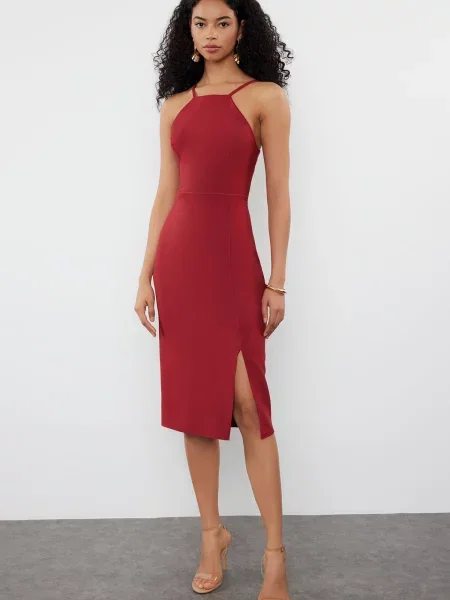 Sukienka midi Trendyol do kolan z rozcieciem z dekoltem halter bordowa