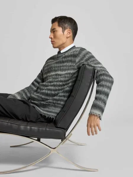 Sweter o kroju regular fit z imitacji dzianiny Won Hundred czarny