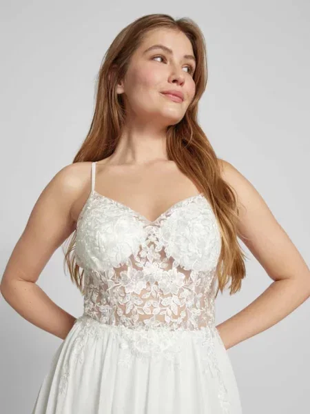 Suknia ślubna z obszyciem perełkami Luxuar Fashion biała