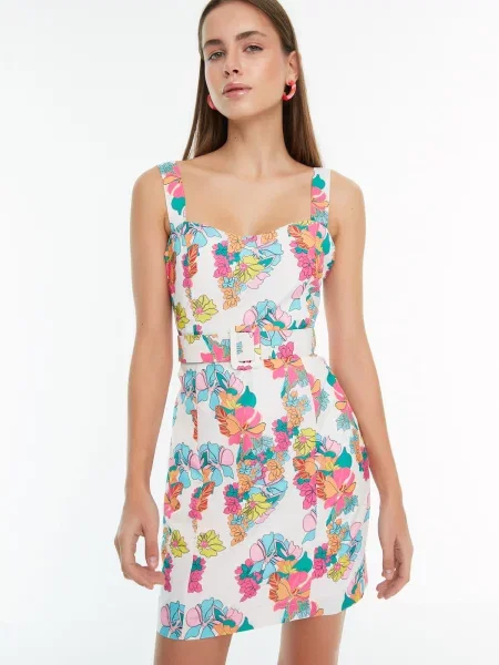 Rochie Trendyol cu model floral țesută cu bretele alb