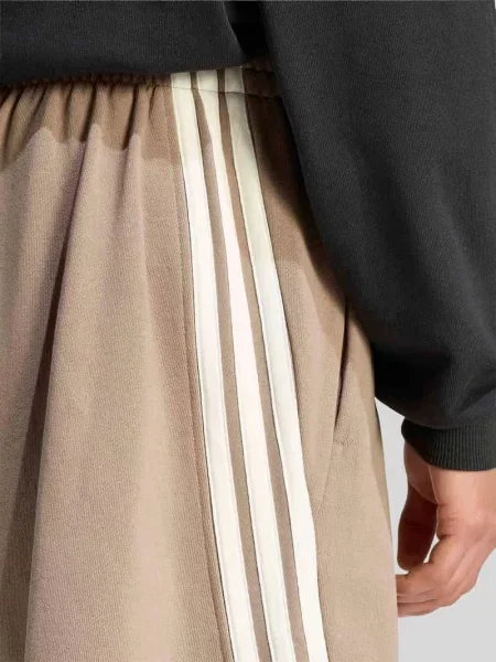 Szorty dresowe w kroju relaxed fit z czystej bawełny Adidas Sportswear beżowe