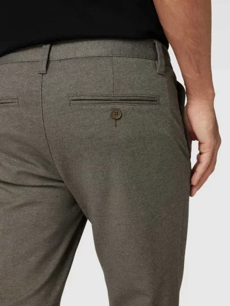 Spodnie materiałowe o kroju tapered fit ze wzorem w jodełkę Only & Sons