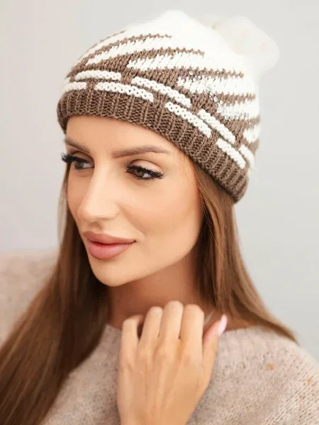 Căciulă Kesi cu imprimeu geometric alb