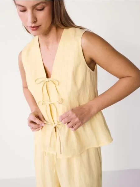 Reserved Vestă cu adaos de lyocell galben-deschis galben