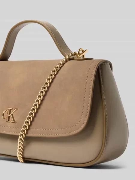 Torebka na długim pasku z detalem z logo Ck Calvin Klein brązowa