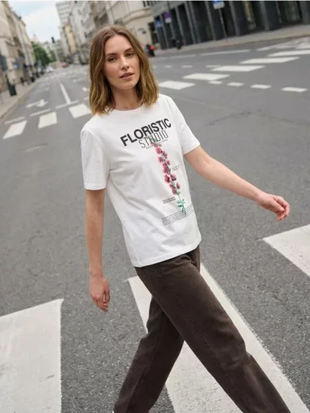 Футболка з принтом кремовий