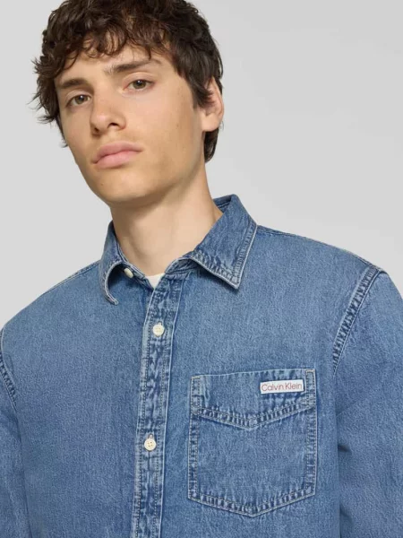 Koszula jeansowa o kroju regular fit z kieszenią na piersi i detalem z logo Calvin Klein Jeans granatowa