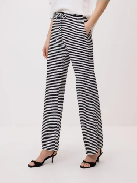 Reserved Pantaloni cu crac larg și dungi multicolor