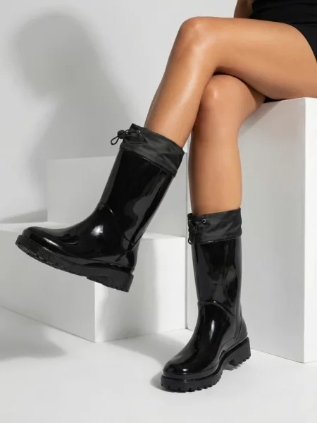 Гумени ботуши Resti от лакирана кожа черно