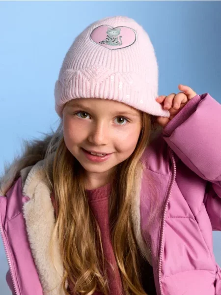 Sinsay Čepice beanie s nášivkou ve tvaru srdce pastelová růžová