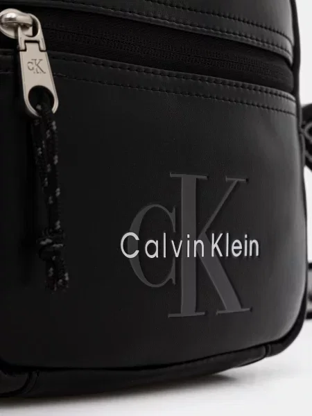 Crossbody táska Calvin Klein autogrammal fehér