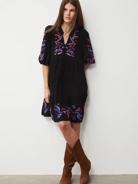 Рокля Medicine къса с уголемена кройка черно