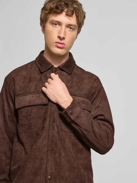 Kurtka o kroju regular fit z imitacji skóry welurowej z z patką na piersi model ‘RAVI’ Only & Sons
