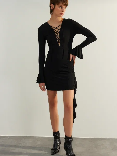 Dzianinowa sukienka wieczorowa Trendyol z falbankami biznesowa czarna