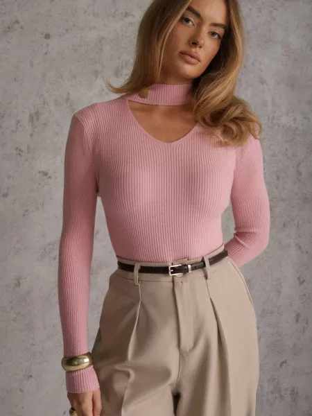 Sweter w Typie Półgolfu z Prążkowaniem Ozdobiony Wycięciem na Dekolcie Palgunia różowy