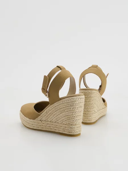 Туфли Reserved на танкетке бежевые