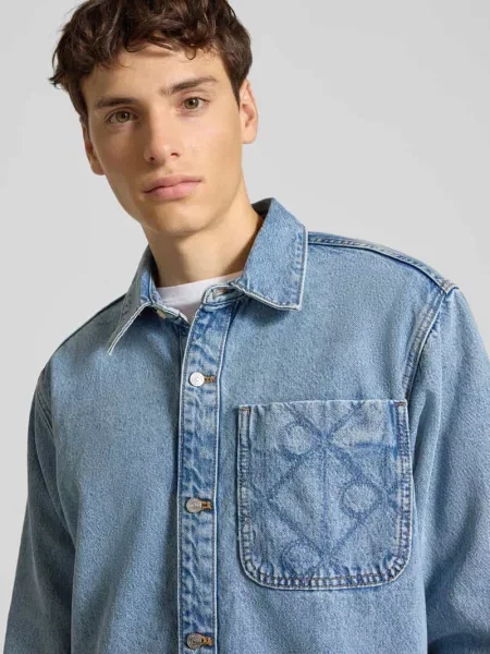 Koszula jeansowa o kroju regular fit z BrustaszA Calvin Klein Jeans niebieska