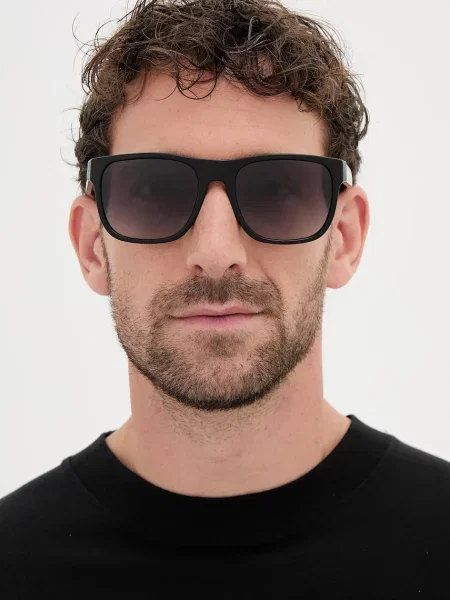 Emporio Armani napszemüveg fekete