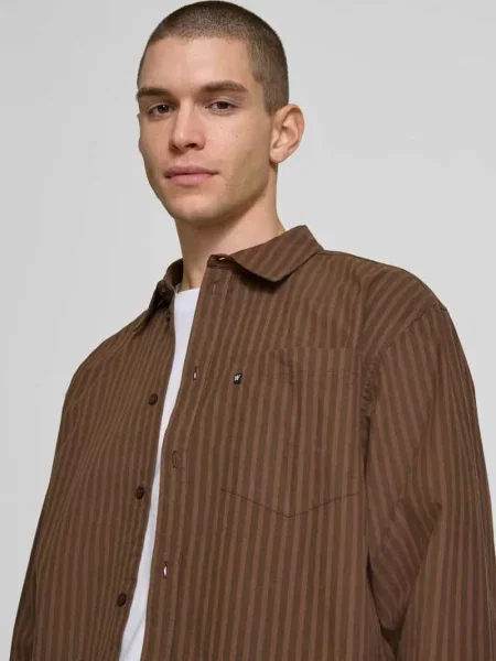 Koszula casualowa o kroju relaxed fit z kieszenią na piersi Wood Wood