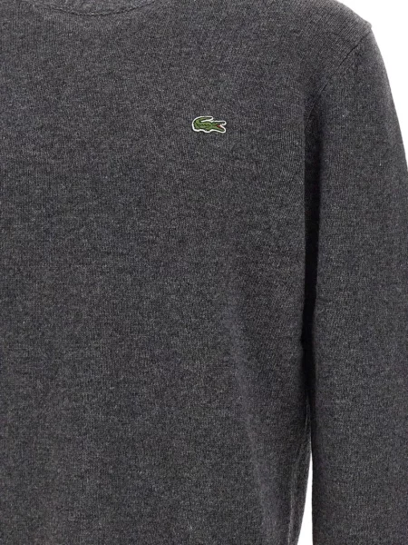 Пуловер Lacoste бродиран с кръгло деколте сиво