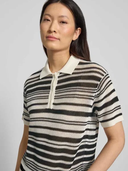 T-shirt o kroju regular fit w dzianinowej optyce Comma czarna