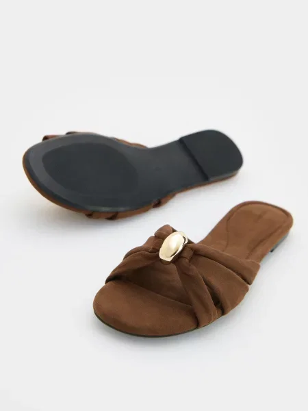 Шлепанцы Reserved с пряжкой коричневые