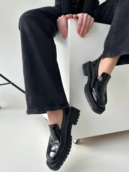 Кожаные лаковые лоферы 105.store черные