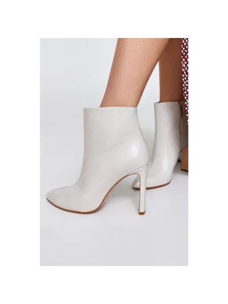 Ботильоны Estro белые