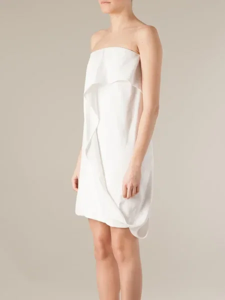 Rochie Maison Rabih Kayrouz drapată de costum alb