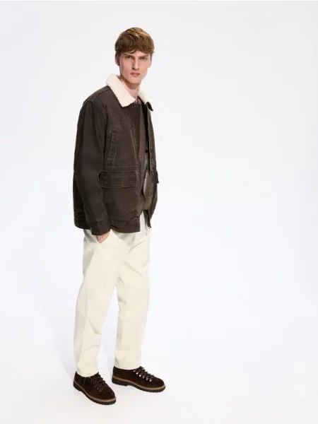 Reserved Pantaloni carrot fit crem