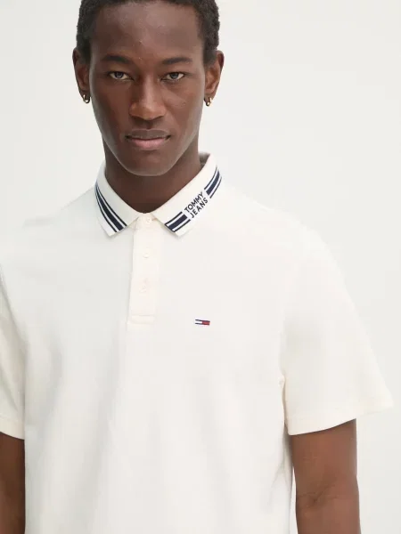 Тениска с яка Tommy Jeans с изчистен дизайн бежово