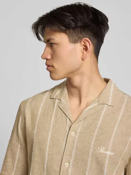 Koszula casualowa o kroju regular fit z mieszanki bawełny i lnu z kołnierzem z połami Review beżowa