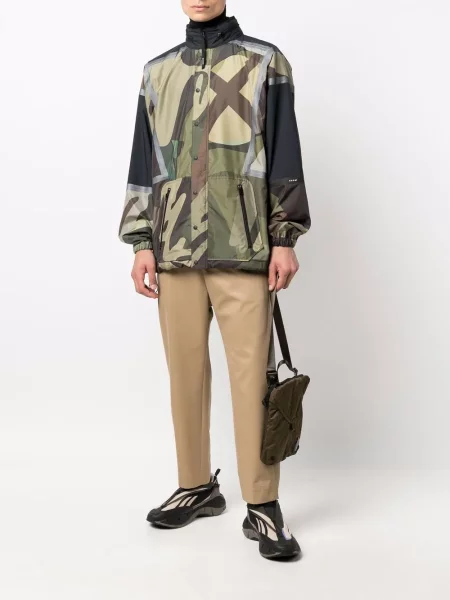 Geacă de vânt Sacai cu imagine cu model camuflaj verde