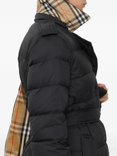 Cu centură geacă cu puf Burberry cu glugă negru