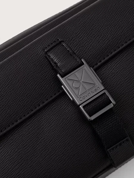 Calvin Klein Válltáska Emblem Hw Camera Bag fekete