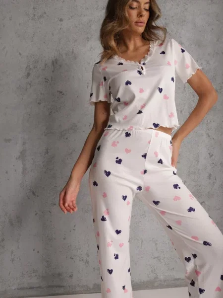Elastyczny Komplet Piżamowy w Serduszka Spodnie i Top Isle biały