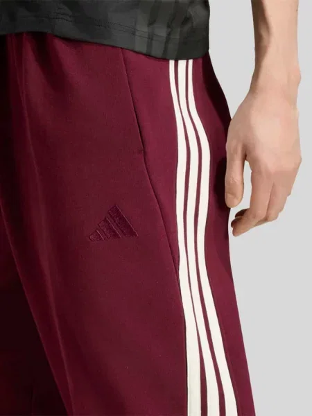 Spodnie dresowe o kroju regular fit z zapinanymi na błyskawiczny Adidas Sportswear