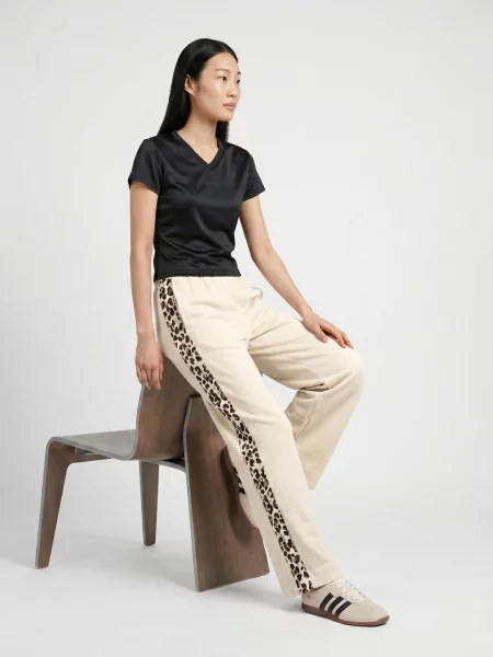 Pantaloni de jogging Adidas cu dungi cu imagine bej